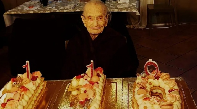 开云体育平台-110岁罗马老球迷：我对罗马的信仰是永恒的，感谢你一直陪伴我们