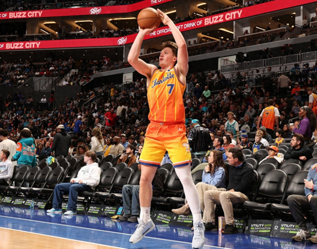 开云智能服务-仅用46场！库里也没实现的79年NBA三分纪录，被19岁克尼佩尔做到|斯蒂芬·库里|76人队|费城76人队|夏洛特黄蜂队|迈尔斯-布里奇斯_新浪体育_新浪新闻